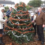 12-10 Xmas Tree 367 Rotarians decorate-r